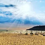 By The Waves Luxury شقة فارنا